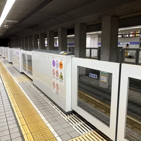 地下鉄がトンネルに入った瞬間、
